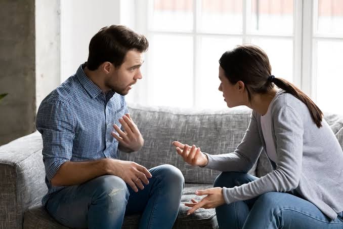 كيف أتعامل مع الانتقاد بدون أن أنهار أو أدخل في دفاع مستمر؟